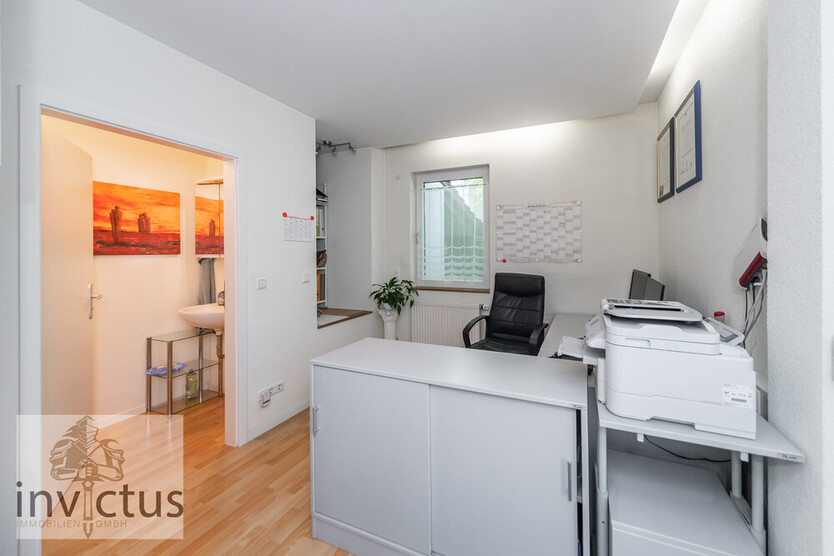 Ein Haus, das mehr kann: Wohnen, Arbeiten & Wohlfühlen – mit Garten, Innenhof und Parkmöglichkeiten. 13 zimmer