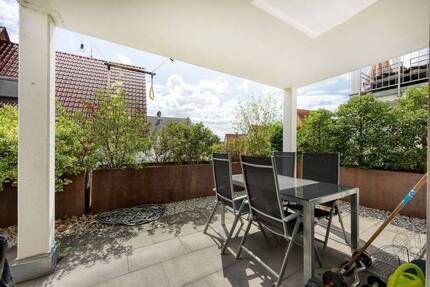 +++ Erdgeschoss mit 15 m² SüdWest-Terrasse - neu- & hochwertig - inklusive Einbauküche & Tiefgaragen-Stellplatz +++