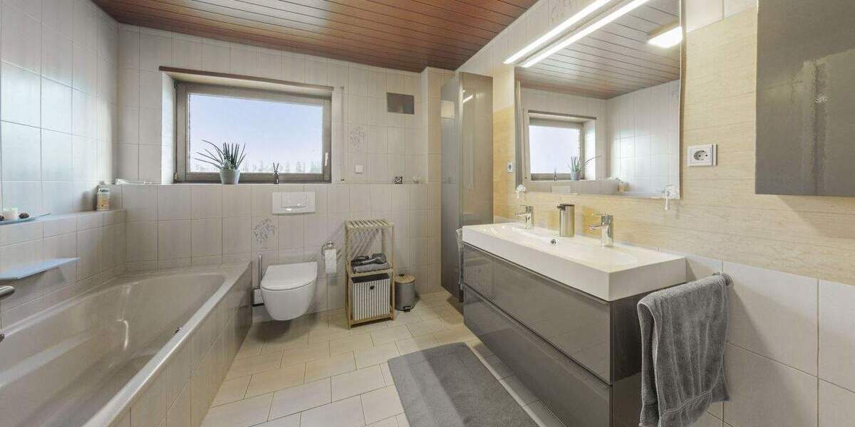 Großzügiges Ein- bis Zweifamilienhaus in massiver Bauweise mit Sauna, Garten und Doppelgarage 7 zimmer