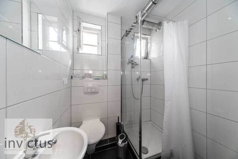 Dreifamilienhaus mit großem Garten, Terrasse u. Loggia! Wohnen und Vermieten unter einem Dach. 8 zimmer