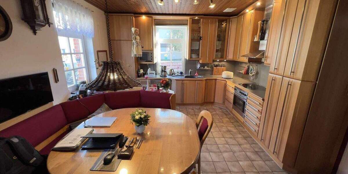 Historische Immobilie im Schweizer Stil: Saniertes Dreifamilienhaus mit Garten & Garage 8 zimmer