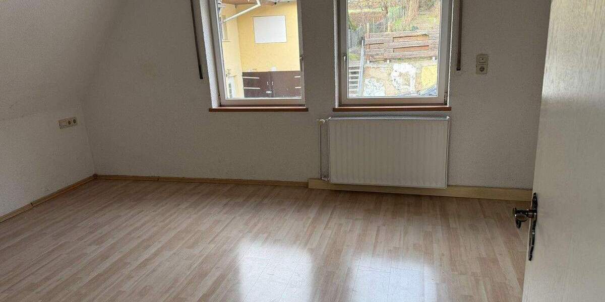 Gemütliches Wohnhaus mit Scheune, Innenhof Stellplätze für 6 Autos, Garten 5 zimmer