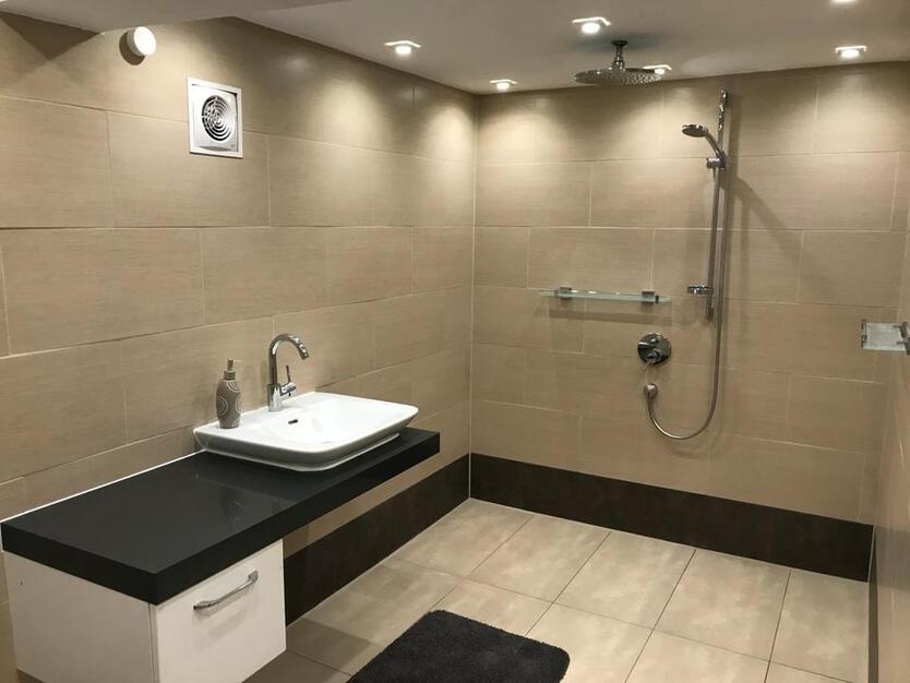 Haus statt Wohnung mit Einbauküche, Kamin, Klimaanlage Smart-Home