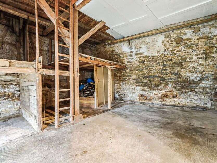 Haus zum Kaufen in Neckarwestheim 120.000 € 230.87 m²