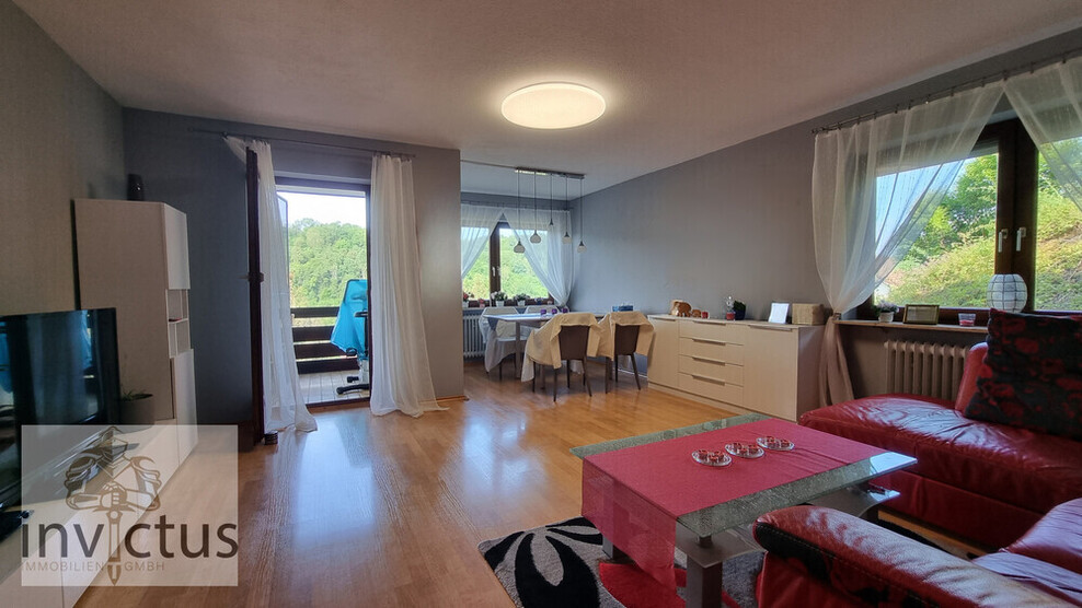 2,5 Zimmer mit Balkon-Weitblick und eigener Garage