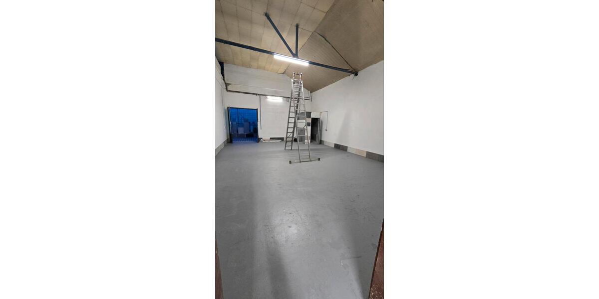 lager mit Büro und Toilette zimmer