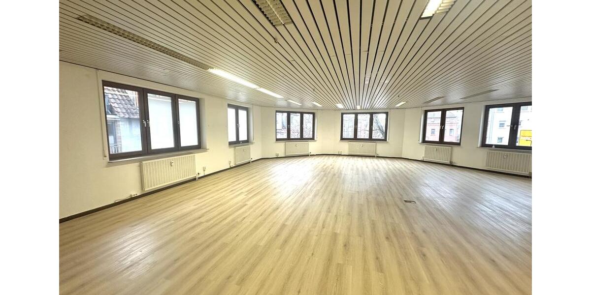 Sichtbar. Zentral. Flexibel. - Helle Gewerbefläche in beliebter Backnanger Lage! zimmer