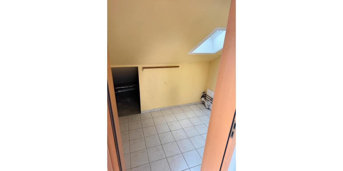 Helle 3-Zimmer-Dachgeschosswohnung mit Einbauküche in Ngt 3 zimmer