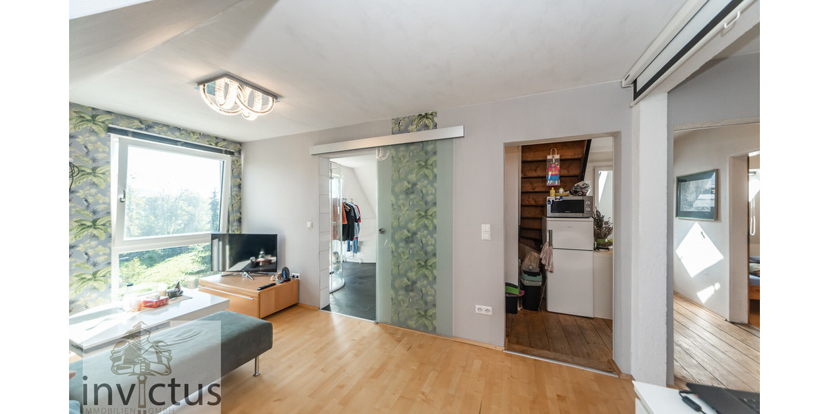 Dreifamilienhaus mit großem Garten, Terrasse u. Loggia! Wohnen und Vermieten unter einem Dach. 8 zimmer