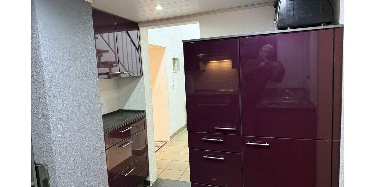 Gemütliches Wohnhaus mit Scheune, Innenhof Stellplätze für 6 Autos, Garten 5 zimmer