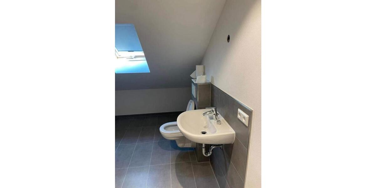 Möblierte 80 m² Dachwohnung mit Balkon – Kaltmiete 850 € 3 zimmer