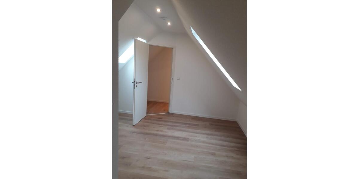 Moderne Dachgeschosswohnung in kernsaniertem 3-Familienhaus 4 zimmer