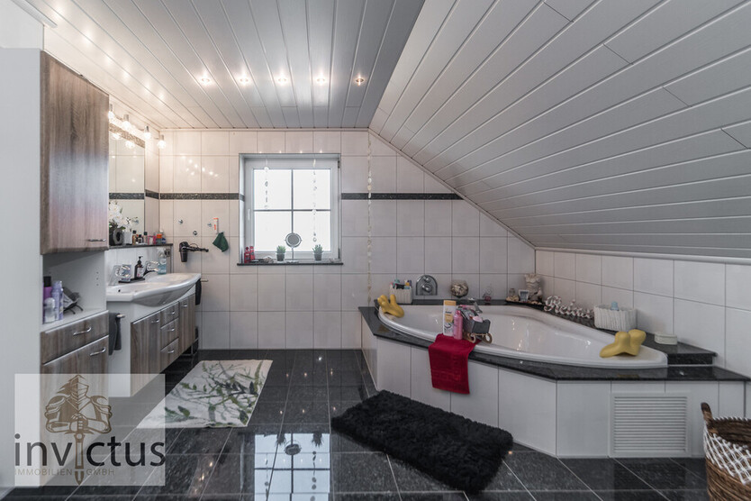 Wohnen mit Stil: Großzügiges Haus mit 6 Zimmern, Wintergarten, Doppelgarage, Kamin & Einliegerwhg! 6.5 zimmer