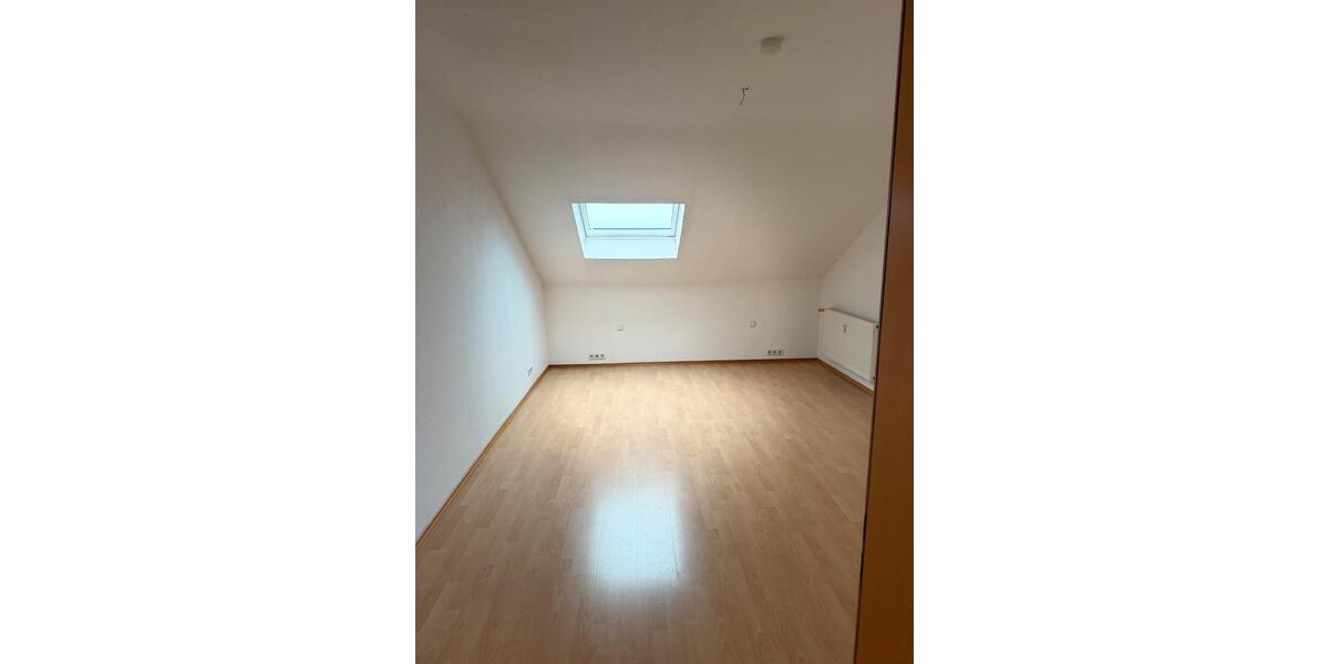 Helle 3-Zimmer-Dachgeschosswohnung mit Einbauküche in Ngt 3 zimmer