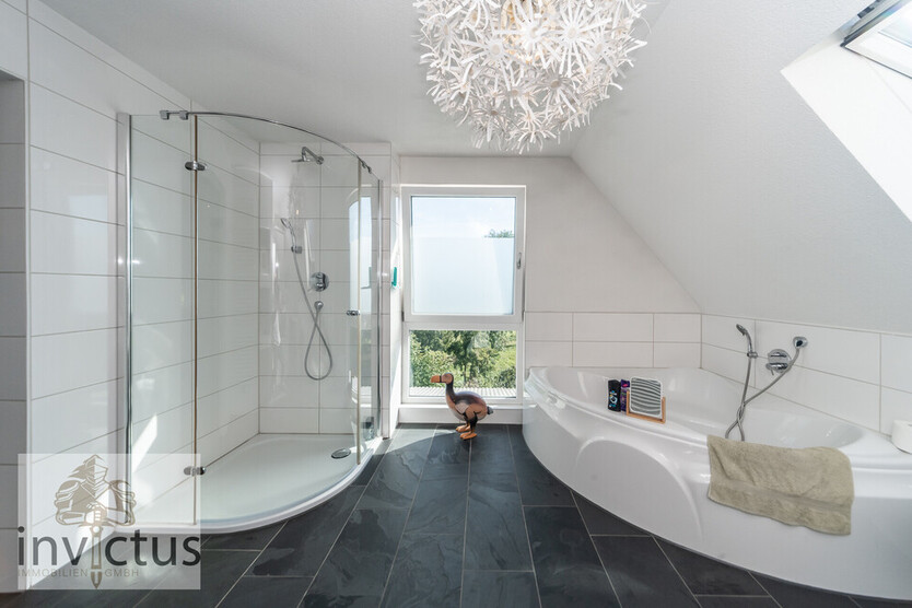 Dreifamilienhaus mit großem Garten, Terrasse u. Loggia! Wohnen und Vermieten unter einem Dach. 8 zimmer