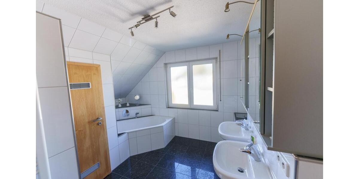 Einfamilienhaus Bad Friedrichshall - 6 Zimmer, 240 m&sup2;, 2.650&euro; | Angebot:25832076